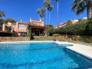 Vivienda adosada en esquina Sitio de Calahonda 6