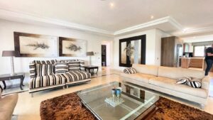 Villa de Lujo con Vistas Espectaculares en Las Brisas 26