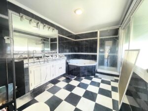 Amplia villa con piscina en area exclusiva