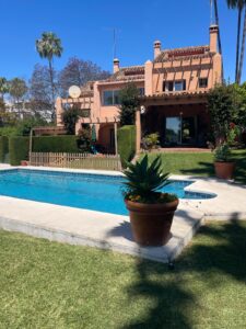 Vivienda adosada en esquina Sitio de Calahonda 12