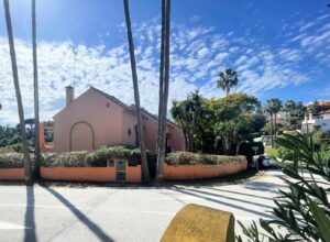 Vivienda adosada en esquina Sitio de Calahonda 12